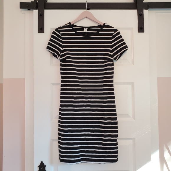 Dresses & Skirts - Black and white striped dress summer sz S